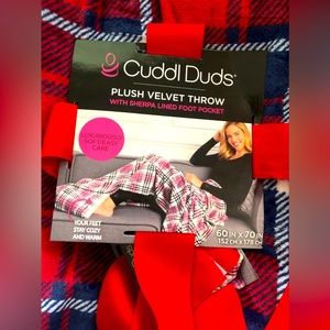 Brand new! Cuddldud oversized throw with foot pocket!